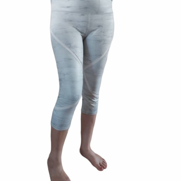 ALO Yoga whisper Capri legging . - Picture 15 of 16